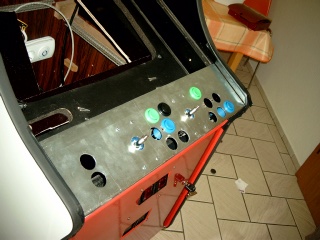 Das Bedienteil des Automaten, provisorisch mit einigen Tastern und Joysticks bestckt.